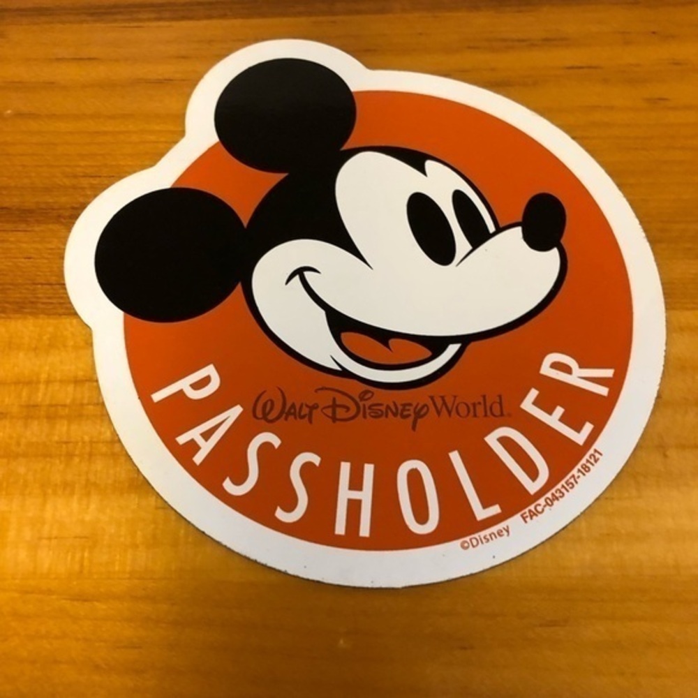 Authentic Walt Disney World Annual Passholder Mickey Mouse Magnet 2018/2019